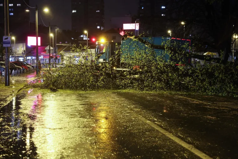 Stabla padala na ceste i aute, vlak izletio kod Bjelovara: Vjetar radi kaos po Hrvatskoj