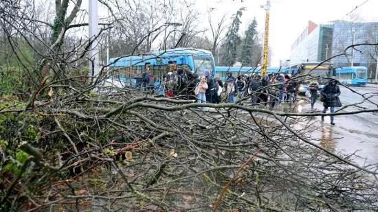Ovo je Zagreb u petak ujutro: Polomljena stabla, i&scaron;čupani krovovi, sru&scaron;eni stupovi, skele...