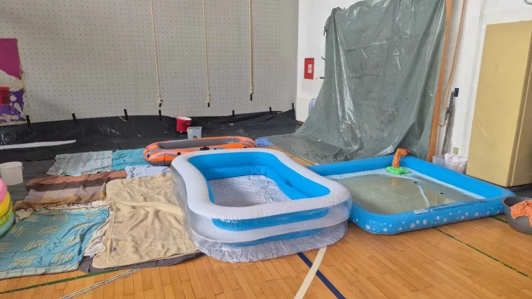 Orkanski vjetar odnio dio krova na &scaron;koli u Zagrebu: Aktivirali dječje bazene za spas!