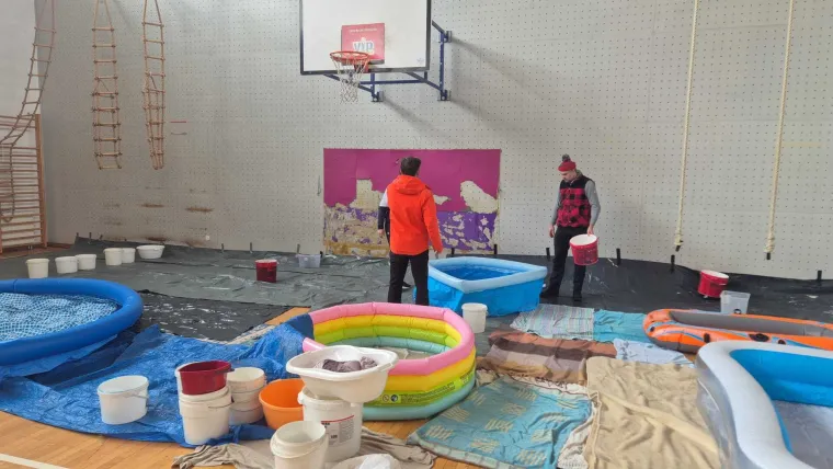 Orkanski vjetar odnio dio krova na &scaron;koli u Zagrebu: Aktivirali dječje bazene za spas!