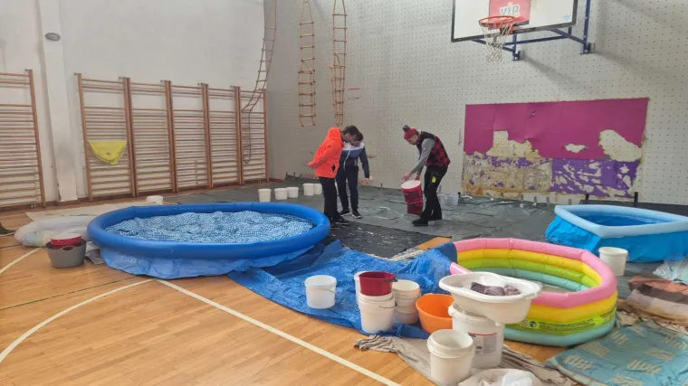 Orkanski vjetar odnio dio krova na &scaron;koli u Zagrebu: Aktivirali dječje bazene za spas!