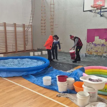 Orkanski vjetar odnio dio krova na &scaron;koli u Zagrebu: Aktivirali dječje bazene za spas!