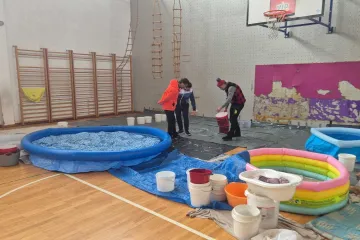 Orkanski vjetar odnio dio krova na &scaron;koli u Zagrebu: Aktivirali dječje bazene za spas!