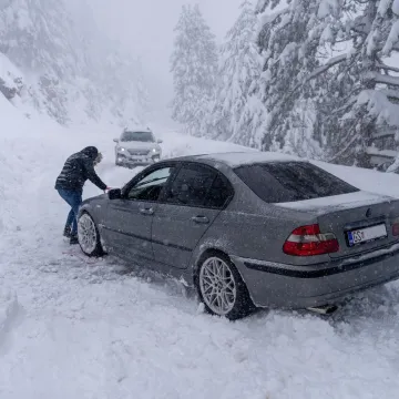 Prizori kaosa iz Like: Napadalo 80 centimetara snijega, automobili zaglavili na cesti