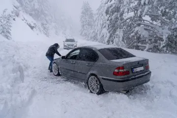 Prizori kaosa iz Like: Napadalo 80 centimetara snijega, automobili zaglavili na cesti