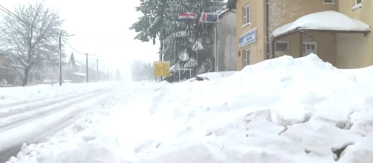 Kaos u Korenici! Popadali dalekovodi, vozači smetaju ralicama: 'Parkirali&scaron;ta nisu prioritet'