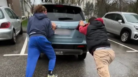 Objavio snimku kako je s prijateljem spasio auto u oluji u Zagrebu