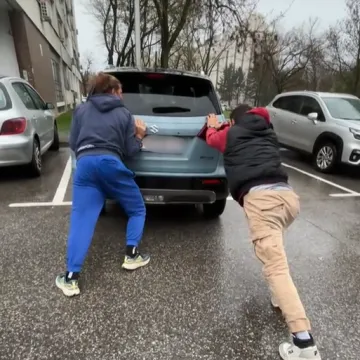 Objavio snimku kako je s prijateljem spasio auto u oluji u Zagrebu