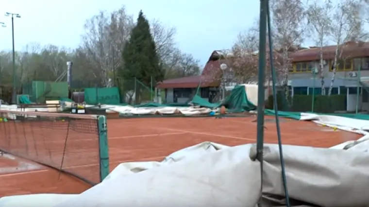 Kaos diljem Zagreba: Vjetar i&scaron;čupao krov dvorane, tereni i svlačionice pod vodom