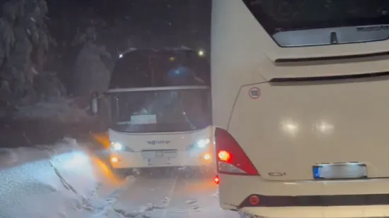 Dva autobusa se 'zakačila' na uskoj cesti u Lici: 'Sad smo u pat-poziciji'