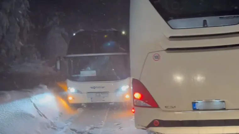 Dva autobusa se 'zakačila' na uskoj cesti u Lici: 'Sad smo u pat-poziciji'