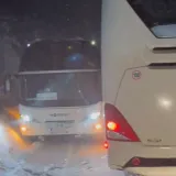 Dva autobusa se 'zakačila' na uskoj cesti u Lici: 'Sad smo u pat-poziciji'