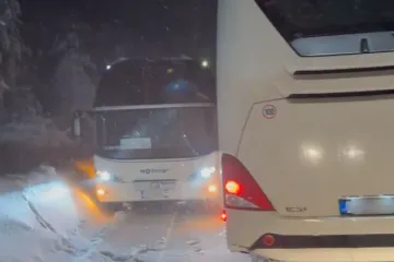 Dva autobusa se 'zakačila' na uskoj cesti u Lici: 'Sad smo u pat-poziciji'
