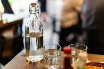 Popio času prozirne tekućine u kafiću pa zavr&scaron;io u bolnici: 'Te&scaron;ko je ozlijeđen'