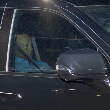 Kontroverzna zvijezda napustila zatvor otečena lica, a automobil je u jo&scaron; gorem stanju