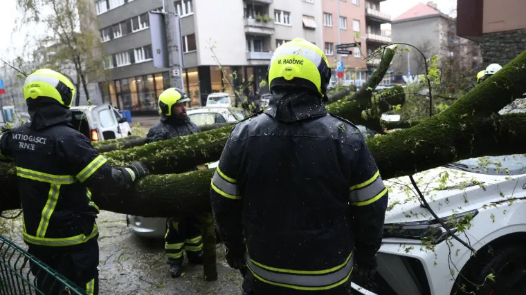 Vatrogasci nastavljaju sanirati posljedice nevremena: U Zagreb stiže pomoć iz drugih gradova