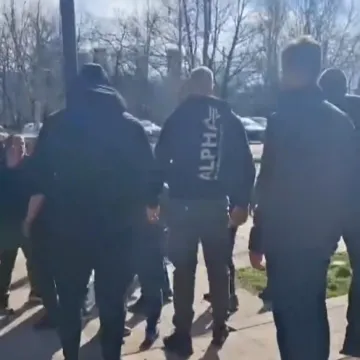 Masovna tučnjava na izborima u Srbiji, &scaron;ire se snimke: 'Mladićima su razbili glave'