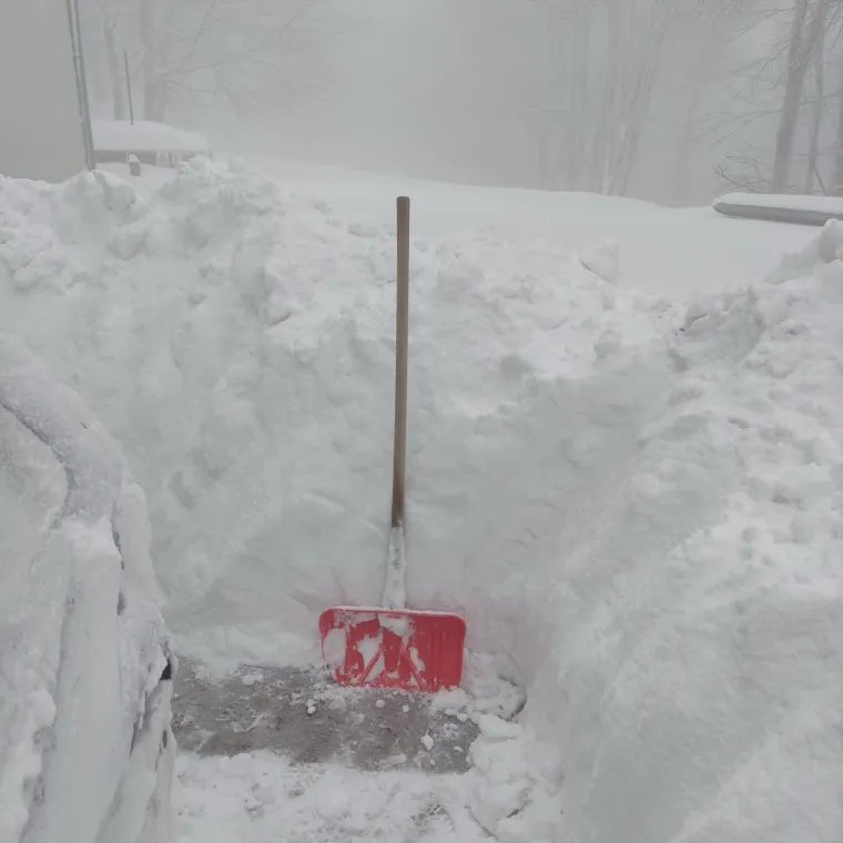 Nadrealni prizori s Papuka: Snijeg zatrpao auto, nanosi prelazili 150 cm