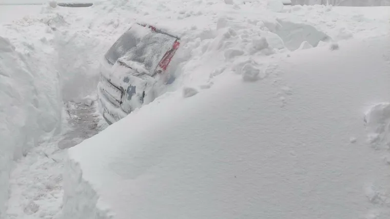 Nadrealni prizori s Papuka: Snijeg zatrpao auto, nanosi prelazili 150 cm