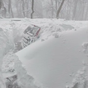 Nadrealni prizori s Papuka: Snijeg zatrpao auto, nanosi prelazili 150 cm