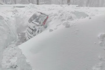 Nadrealni prizori s Papuka: Snijeg zatrpao auto, nanosi prelazili 150 cm