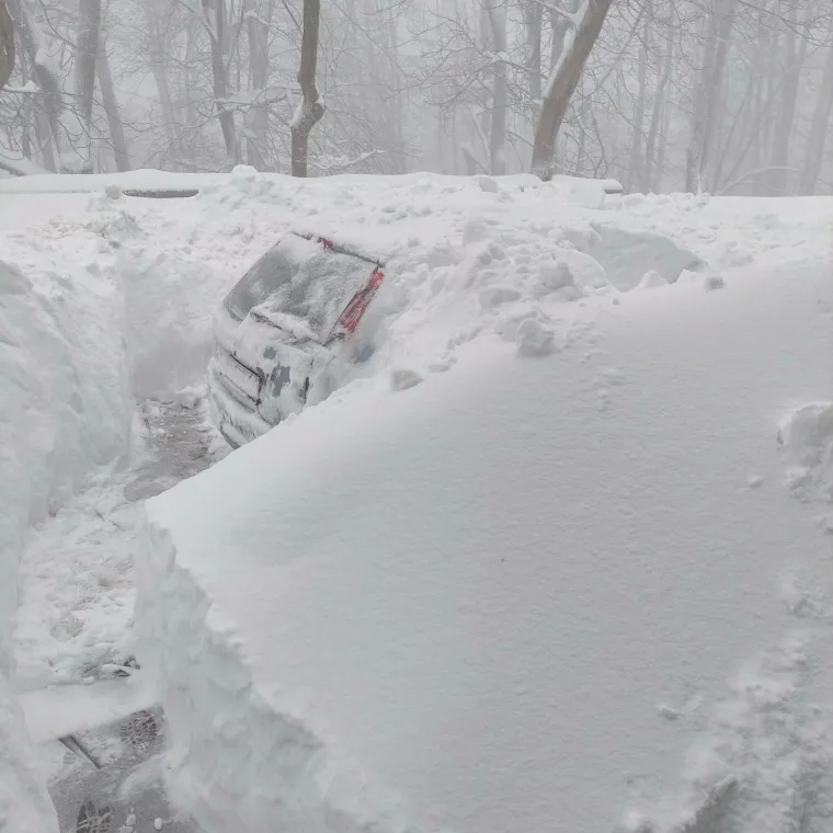 Nadrealni prizori s Papuka: Snijeg zatrpao auto, nanosi prelazili 150 cm