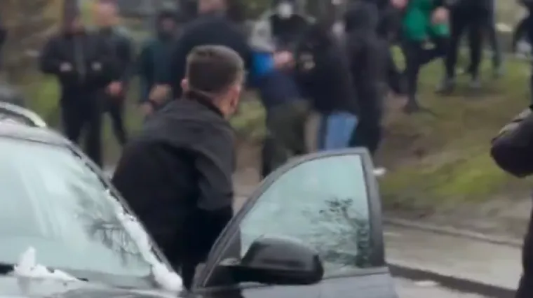 Totalni kaos u Srbiji: Mu&scaron;karac s pi&scaron;toljem iza&scaron;ao iz auta, pojavili se ljudi u crnom