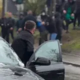 Totalni kaos u Srbiji: Mu&scaron;karac s pi&scaron;toljem iza&scaron;ao iz auta, pojavili se ljudi u crnom