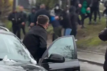 Totalni kaos u Srbiji: Mu&scaron;karac s pi&scaron;toljem iza&scaron;ao iz auta, pojavili se ljudi u crnom