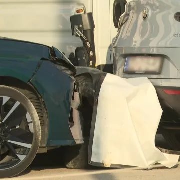 Detalji nesreće u Zadru: Vozaču skliznula noga, a guma udarila u kolica bebe?