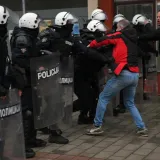 Sijevale &scaron;ake, obračuni i deseci ozlijeđenih u Srbiji: Pogledajte ove prizore