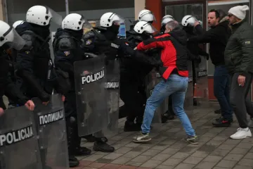 Sijevale &scaron;ake, obračuni i deseci ozlijeđenih u Srbiji: Pogledajte ove prizore