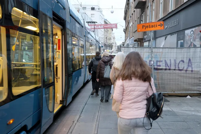 Kr&scaron; i lom u Ilici, sudarili se kombi i tramvaj! Oglasio se ZET: 'Ma jedna ogrebotina...'