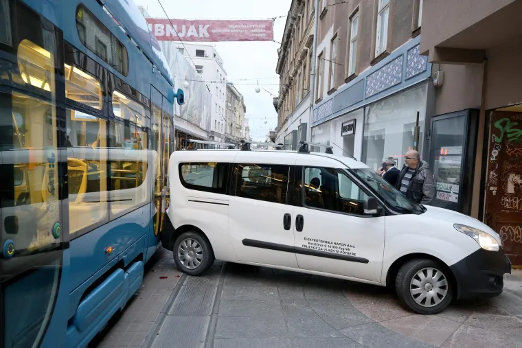 Kr&scaron; i lom u Ilici, sudarili se kombi i tramvaj! Oglasio se ZET: 'Ma jedna ogrebotina...'