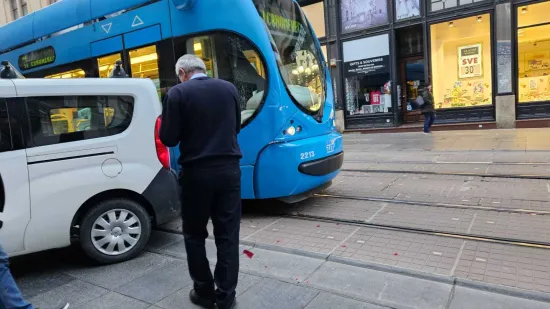 Kr&scaron; i lom u Ilici, sudarili se kombi i ZET-ov tramvaj! 'Nastao je zastoj, njih pet-&scaron;est već stoji'