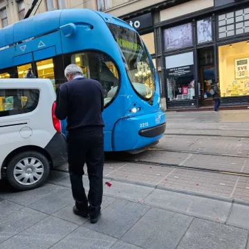 Kr&scaron; i lom u Ilici, sudarili se kombi i ZET-ov tramvaj! 'Nastao je zastoj, njih pet-&scaron;est već stoji'