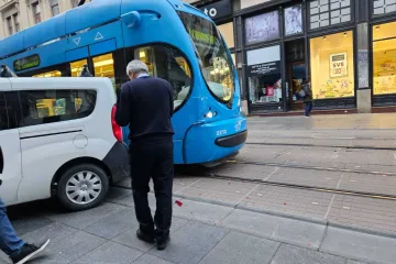 Kr&scaron; i lom u Ilici, sudarili se kombi i ZET-ov tramvaj! 'Nastao je zastoj, njih pet-&scaron;est već stoji'