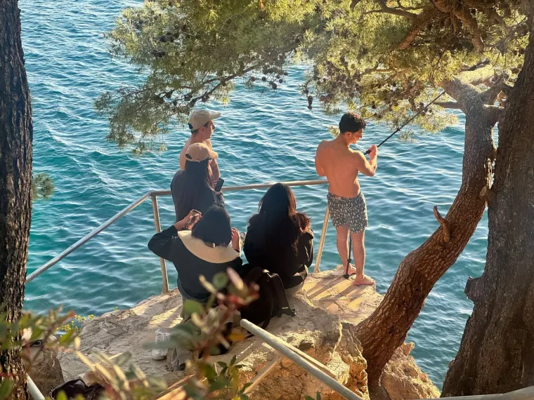 Tri zrake sunca i njemu dosta! Turist kao Tarzan skočio u more, je li ovo početak sezone?