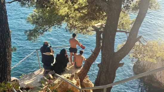 Tri zrake sunca i njemu dosta! Turist kao Tarzan skočio u more, je li ovo početak sezone?