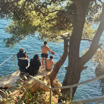 Tri zrake sunca i njemu dosta! Turist kao Tarzan skočio u more, je li ovo početak sezone?