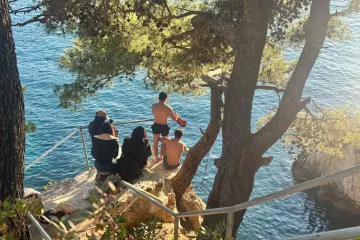 Tri zrake sunca i njemu dosta! Turist kao Tarzan skočio u more, je li ovo početak sezone?