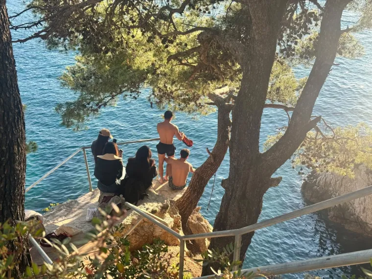 Tri zrake sunca i njemu dosta! Turist kao Tarzan skočio u more, je li ovo početak sezone?