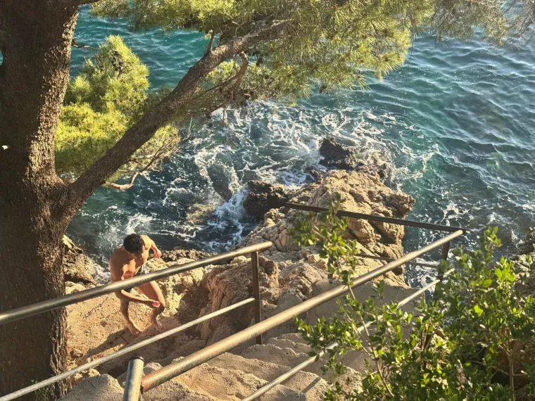 Tri zrake sunca i njemu dosta! Turist kao Tarzan skočio u more, je li ovo početak sezone?