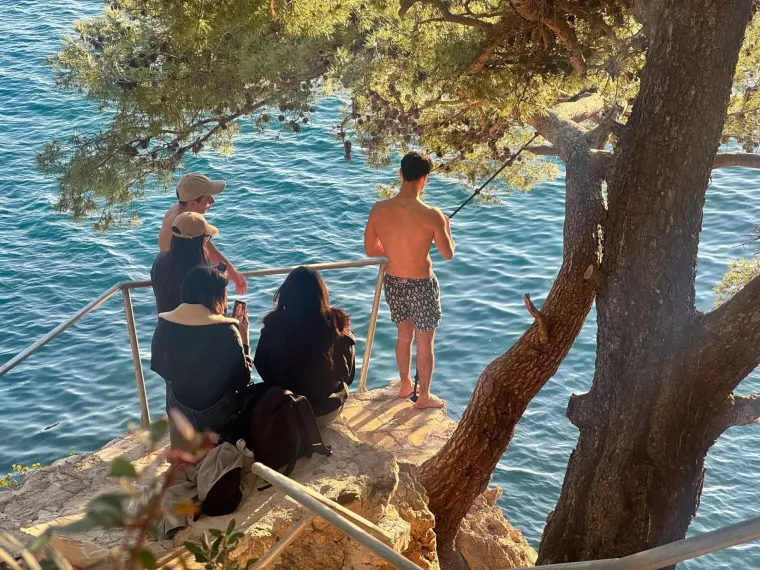 Tri zrake sunca i njemu dosta! Turist kao Tarzan skočio u more, je li ovo početak sezone?