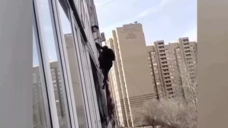 Poku&scaron;ao se spustiti niz zgradu pomoću plahti i pao sa &scaron;estog kata: Kasnio je na posao!