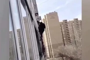 Poku&scaron;ao se spustiti niz zgradu pomoću plahti i pao sa &scaron;estog kata: Kasnio je na posao!