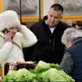 Dama u bijeloj jakni i bijeloj &scaron;ubari zadominirala varažinskom tržnicom