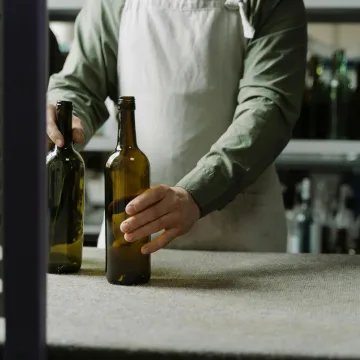 Prestanite bacati prazne boce vina: Malo ljudi zna da od njih možete ovo napraviti