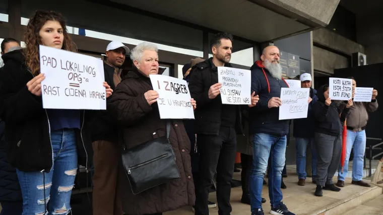 Motike zamijenili transparentima! Poljoprivrednici pred Ministarstvom: Evo &scaron;to traže od Vlade