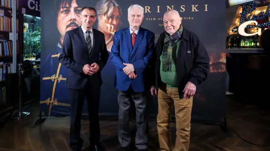 Nakon dugo vremena Mesić u javnosti! Pozirao uz Josipovića: Zvučna imena pojavila se na premijeri filma